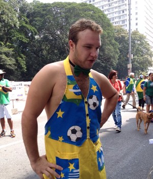 Anderson Felipe, de 30 anos, autointitulado "Gordoboy do Brasil", na Avenida Paulista. Vendedor de refrigerantes, água e bebidas alcoólicas, diz que faturou R$ 3 mil na manifestação de março (Foto: Harumi Visconti)