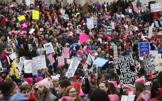 Manifestantes erguem cartazes contra Trump em Washington, nos Estados Unidos, na Marcha das Mulheres (Foto: MARIO TAMA / GETTY IMAGES NORTH AMERICA / AFP)