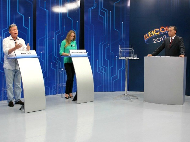 Artur Neto e Vanessa Grazziotin participaram do último debate na TV Amazonas (Foto: Mônica Dias/G1 AM)