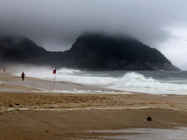  Tempo nublado e chuvoso na praia de   Copacabana, no Rio de Janeiro (Foto: Luis Cleber/Estadão Conteúdo)