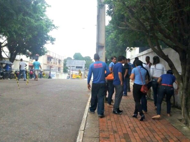 Funcionários se reuniram em frente à loja para pegar orientações  (Foto: Iryá Rodrigues/G1)
