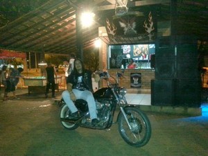 A primeira motocicleta de Frankson só foi comprada depois do bar, quando os pais começaram a conviver com motociclistas (Foto: Arquivo pessoal)