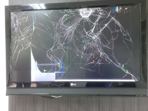 Na hora de 'se vingar' de jogar chileno, Rafael Gambarim acertou tapa na televisão e deixou aparelho totalmente destruído (Foto: Arquivo pessoal)