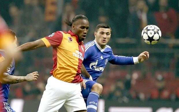 Drogba na partida do Galatasaray contra o Schalke (Foto: EFE)