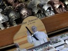 Souvenirs são vendidos em Roma (Paul Hanna/Reuters)