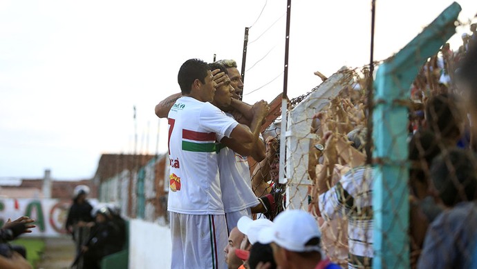 Jogadores comemoram com a torcida (Foto: Ailton Cruz/Gazeta de Alagoas) Jogadores comemoram com a torcida (Foto: Ailton Cruz/Gazeta de Alagoas)