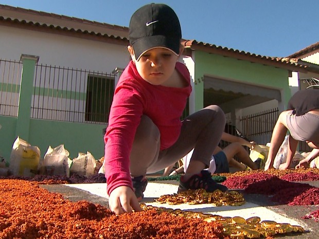 Cerca de 600 fiéis participaram da montagem dos tapetes em Taiaçu, SP (Foto: Maurício Glauco/EPTV) Cerca de 600 fiéis participaram da montagem dos tapetes em Taiaçu, SP (Foto: Maurício Glauco/EPTV)