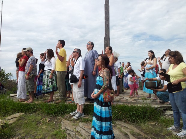 Moradores e turistas se reúnem em São Tomé das Letras para a passagem do 'fim do mundo'. (Foto: Samantha Silva / VC no G1)