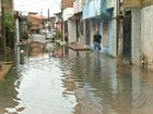 Canais transbordam no bairro do Marco após forte chuva, em Belém
