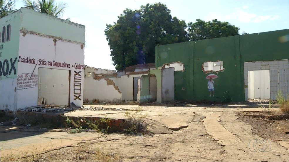 Casas abandonadas deixam moradores inseguros no setor Aureny III (Foto: Reprodução/TV Anhanguera)
