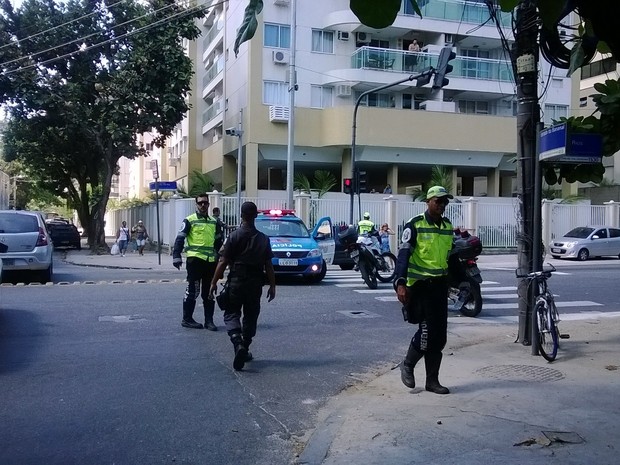 Estrada dos Três Rios foi fechada e trânsito foi desviado com auxílio de agentes da CET-Rio (Foto: Lilian Quaino/G1)