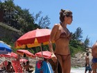 Sorridente, Grazi Massafera curte o sábado de sol em praia do Rio