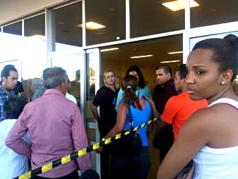 Pacientes se queixam que não podem entrar no hospital de Santa Maria (Foto: Isabella Formiga/G1)