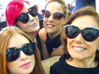 Marina Ruy Barbosa posa de óculos escuros com elenco de 'Império'