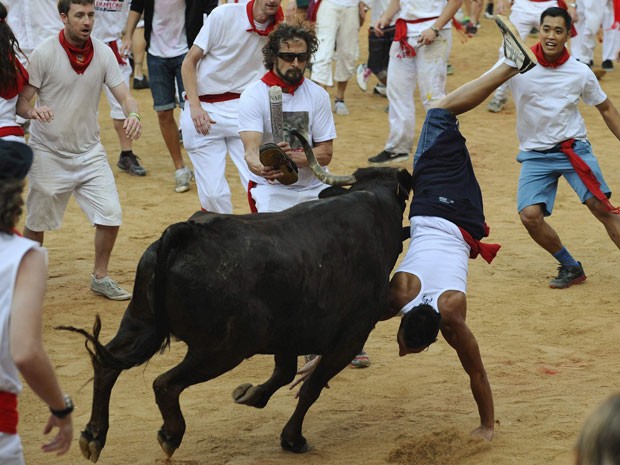 Touro atinge corredor durante o festival de São Firmino em Pamplona nesta segunda-feira (8) (Foto: Eloy Alonso/Reuters)