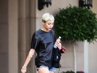 Com short curtíssimo, Miley Cyrus deixa hotel com aliança à mostra