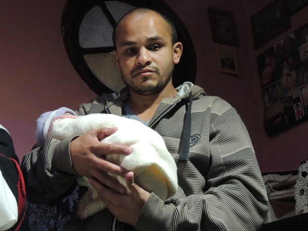 José Albano perdeu a esposa após complicações no parto das filhas gêmeas, que estão com 16 dias de vida (Foto: Pedro Carlos Leite/G1)