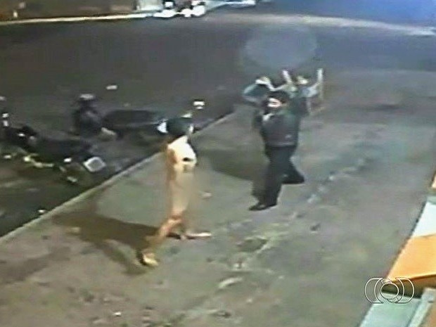 Jovem nu agride namorado da mãe com tesouradas em avenida de Mineiros, Goiás (Foto: Reprodução/TV Anhanguera)