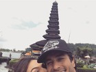 Isis Valverde dá beijo no namorado e posta clique em viagem à Indonésia
