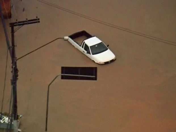 Carro em alagamento em Osasco, na Grande São Paulo (Foto: Reprodução/TV Globo) Carro em alagamento em Osasco, na Grande São Paulo (Foto: Reprodução/TV Globo)