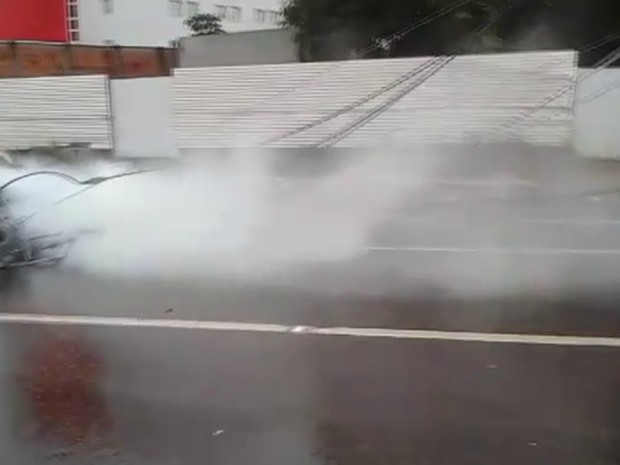 Populares ajudaram no momento do acidente (Foto: Reprodução) Populares ajudaram no momento do acidente (Foto: Reprodução)