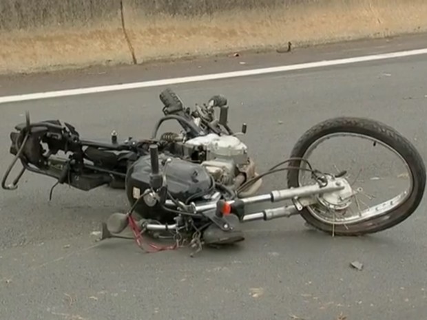 Moto ficou destruída em acidente (Foto: Reprodução/TV TEM)