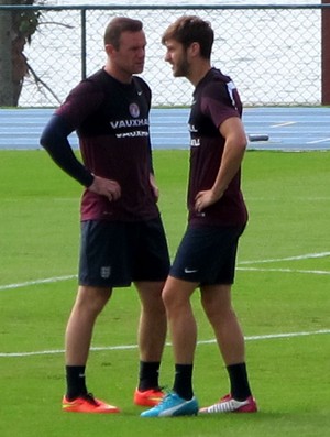 Rooney e Lallana inglaterra treino (Foto: Gustavo Rotstein)