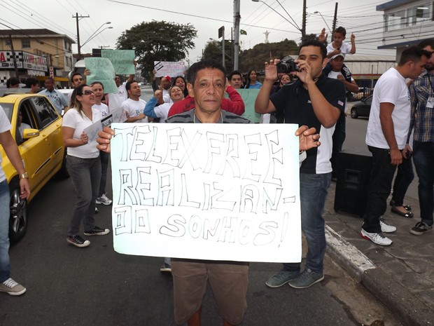 Funcionários da Telexfree fazem protesto em São Vicente, SP (Foto: Ivair Vieira Jr/G1)