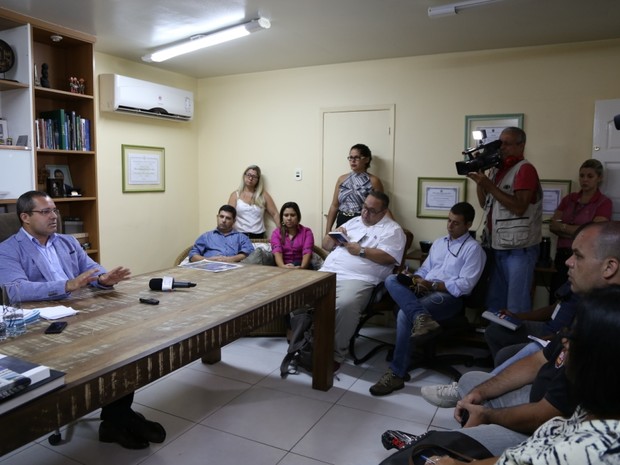 Prefeito recebeu a imprensa em entrevista coletiva nesta segunda-feira (Foto: Secom/Casimiro de Abreu)