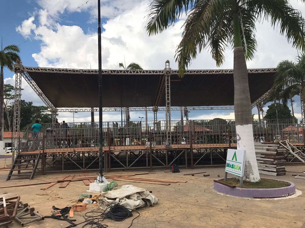 Montagem do palco segue em andamento para receber shows de grupos de axé (Foto: Divulgação/Prefeitura de Brasileia)