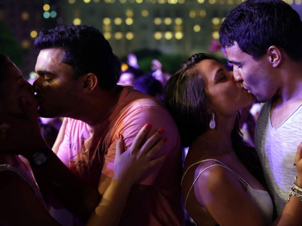 Casais realizam 'beijaço' na hora da virada na Praia de Copacabana (Foto: Daniel Silveira/G1)