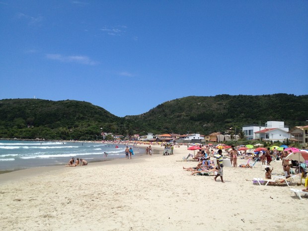 Praia da Barra da Lagoa ficou cheia durante o dia (Foto: Ricardo Palma)