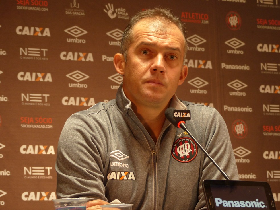 Eduardo Baptista elogiou a atuação do Atlético-PR em sua estreia (Foto: Monique Silva)