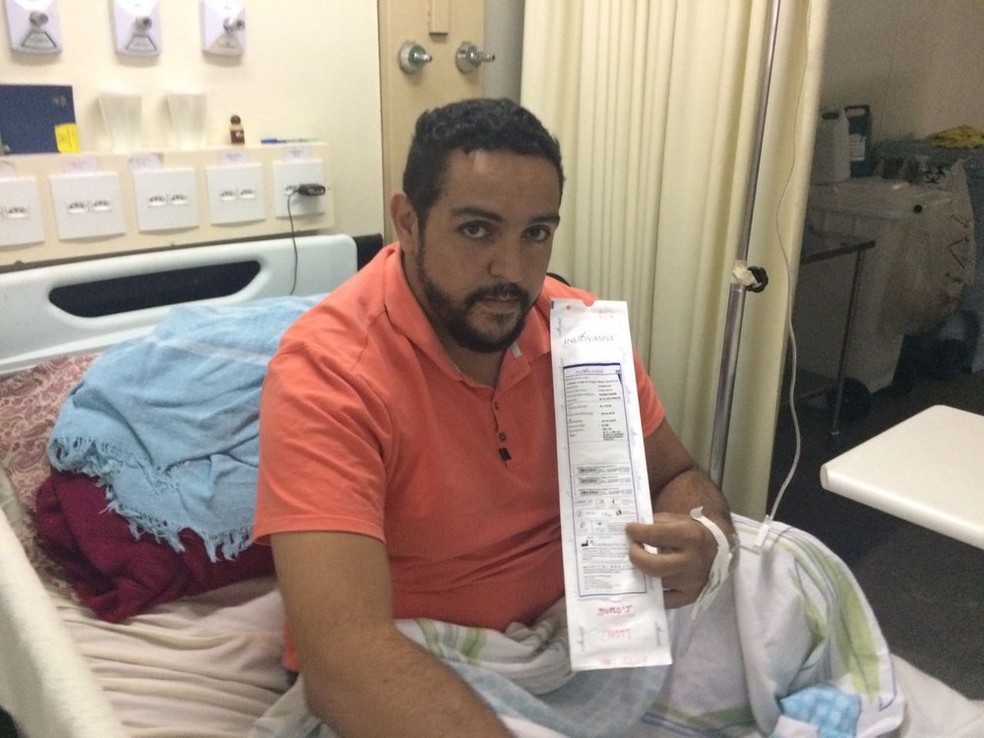 Erasmo Diaz segurando o catéter que deveria ser usado na cirurgia (Foto: Wellington Hanna/G1)