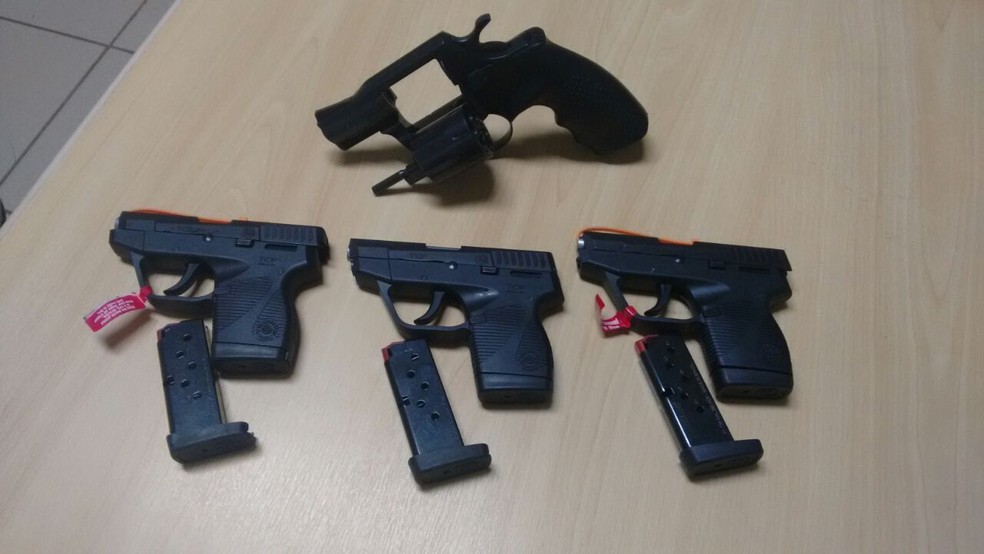Foram apreendidas armas e munição durante a abordagem em Pardinho (Foto: Polícia Rodoviária / Divulgação )