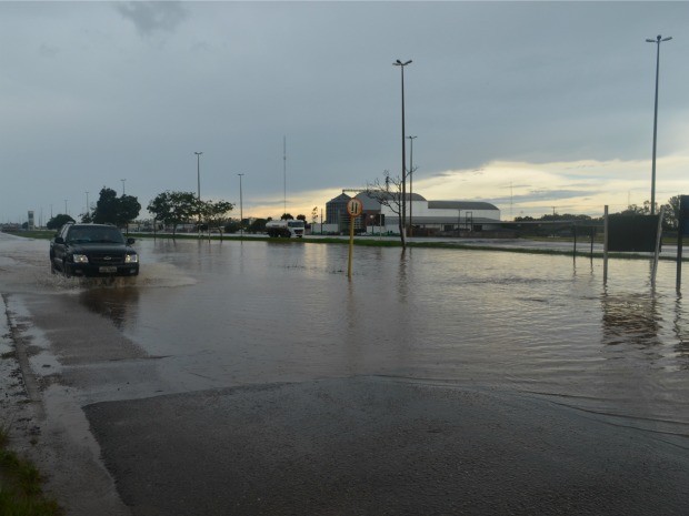 Avenida Celso Mazutti, no Bairro Jardim Eldorado, ficou completamente alagada (Foto: Lauane Sena/G1)