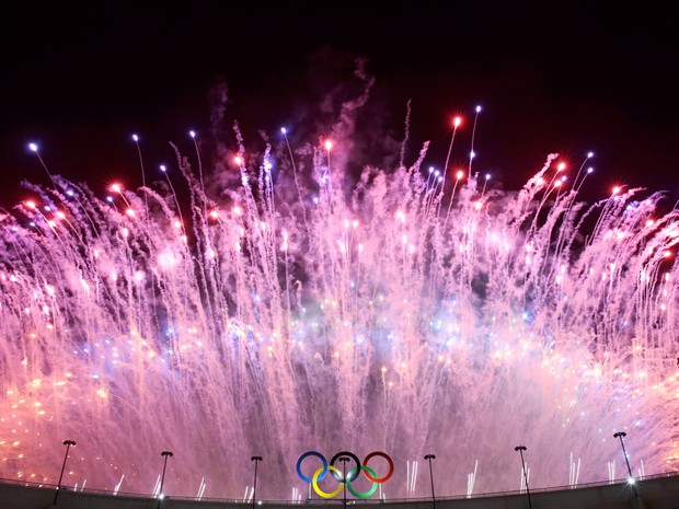 Fogos de artifício explodem durante o final da abertura dos Jogos Olímpicos Rio 2016 no estádio do Maracanã (Foto: Alkis Konstantinidis/Reuters)