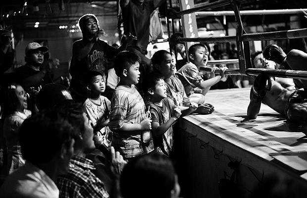 As crianças que não participam, assistem empolgadas às lutas (Foto: Sandra Hoyn )