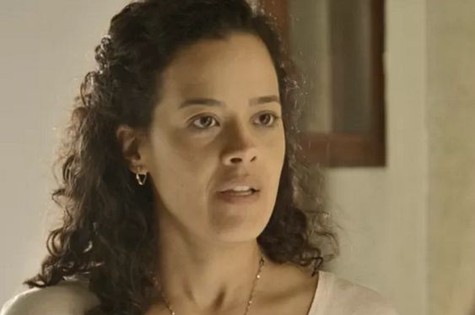Maeve Jinkings, a Domingas de 'A regra do jogo' (Foto: TV Globo)