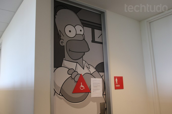 Nem o banheiro escapou da decoração temática. Homer Simpson manda um 'alô' (Foto: Isadora Díaz/TechTudo) Nem o banheiro escapou da decoração temática. Homer Simpson manda um 'alô' (Foto: Isadora Díaz/TechTudo)