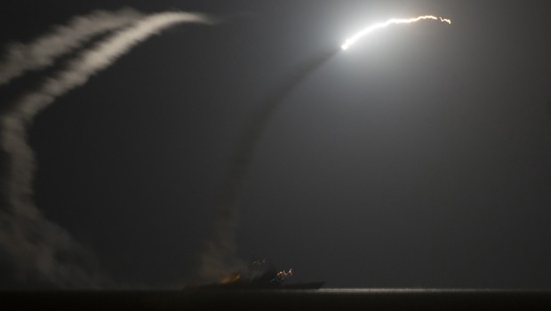 Míssil Tomahawk é lançado do Golfo Pérsico nesta terça (23) (Foto: Reuters)