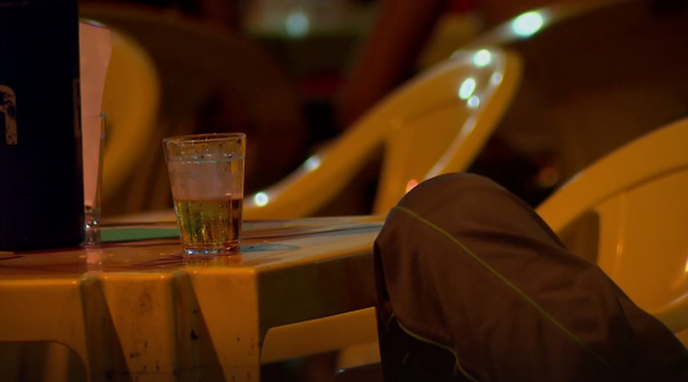Homem consome copo de cerveja em bar (Foto: TV Globo/Reprodução)