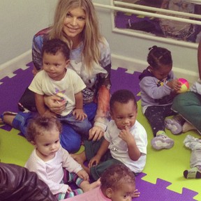 Fergie com criancinhas (Foto: Instagram / Reprodução)
