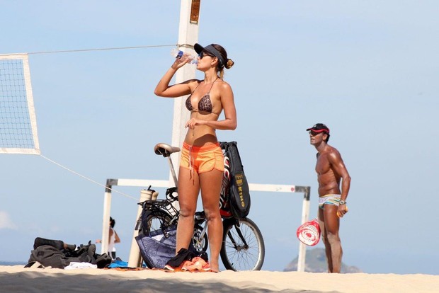 Letícia Wiemann joga vôlei de praia no Rio (Foto: JC Pereira / AgNews)