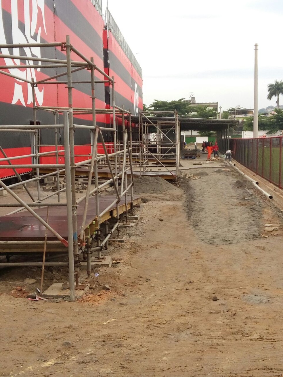 Arena da Ilha ainda tem mais terra do que cimento. Imagem do último sábado (Foto: GloboEsporte.com)