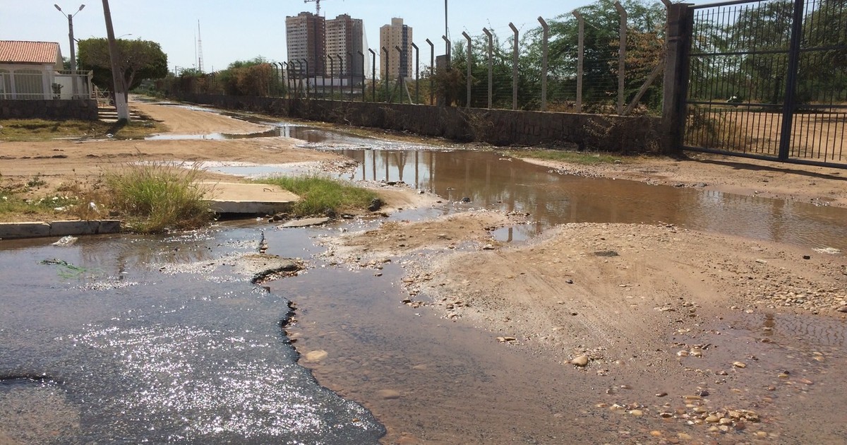 G1 Água limpa jorra no centro e em bairro de Petrolina PE notícias