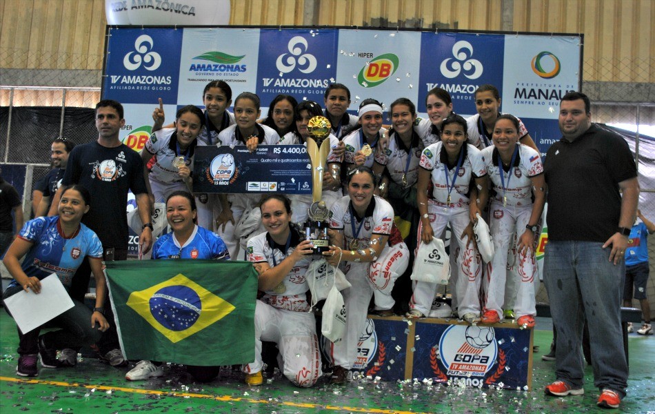 Meninas do Salcomp comemoraram o primeiro título na competição (Foto: Katiúscia Monteiro/ G1 AM)