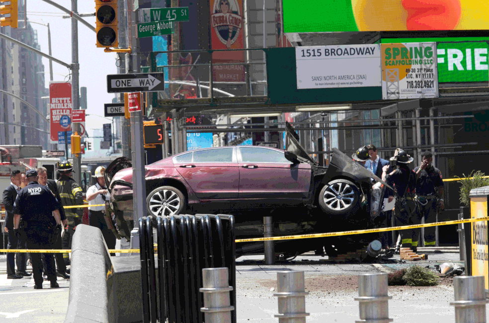 Carro ficou parado sob barreira de proteção após atingir pedestres na New York Times, nesta quinta-feira (18)  (Foto: Mary Altaffer/ AP)