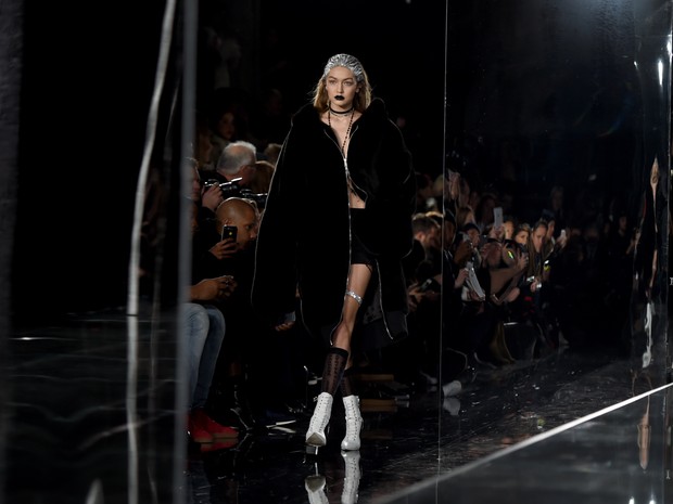 Gigi Hadid desfila em evento de moda em Nova York, nos Estados Unidos (Foto: AFP)