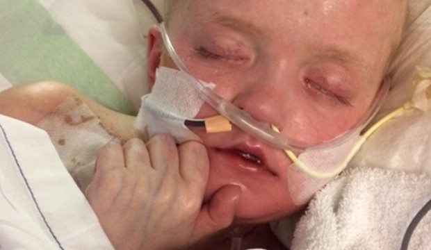 Josh Hardy contraiu um adenovírus. Ele está na UTI num hospital infantil nos EUA à espera do medicamento que pode salvar sua vida (Foto: Arquivo pessoal)